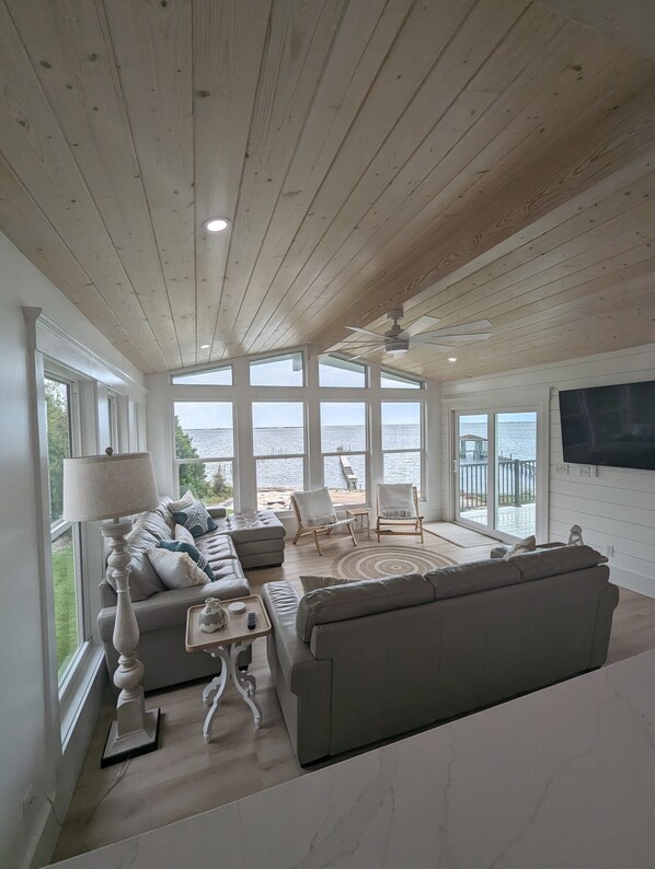 Smart TV - Luxurious Pensacola Waterfront Beach House (Pensacola)