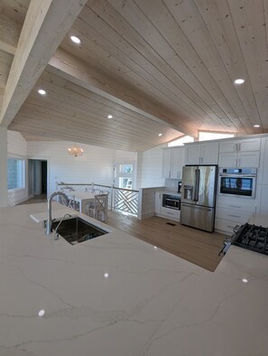 Fridge, microwave, oven, stovetop - Luxurious Pensacola Waterfront Beach House (Pensacola)