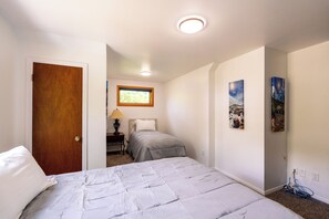 3 bedrooms, WiFi, bed sheets - Minutes to Old Colorado City

 (Colorado Springs)