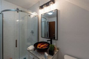 Douche, sĂšche-cheveux, serviettes fournies, savon