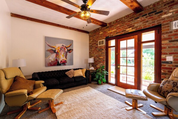 Living area - Minutes to Old Colorado City

 (Colorado Springs)