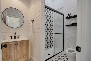 Douche, sèche-cheveux, serviettes fournies, savon