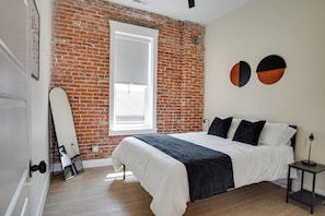 2 bedrooms, iron/ironing board, WiFi, bed sheets - The Swiss Post Apartment A (Highland)