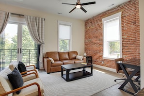 Smart TV - The Swiss Post Apartment A (Highland)