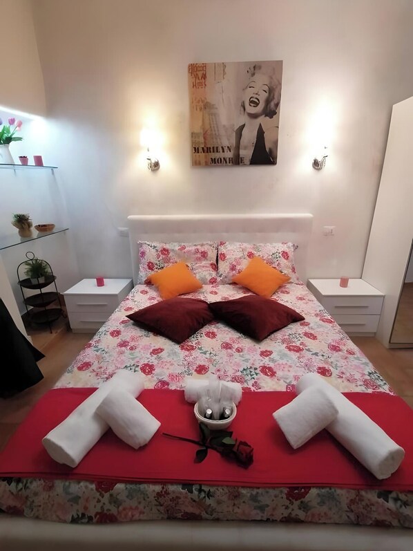 Habitación cuádruple familiar | Escritorio, espacio para trabajar con laptop y insonorización 