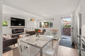 Dining - Downtown Aspen Corner Condo, Mountain Views, Steps to City Market & Gondola (Aspen)