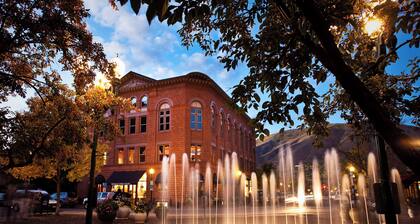 Downtown Aspen Corner Condo, Mountain Views, Steps to City Market & Gondola