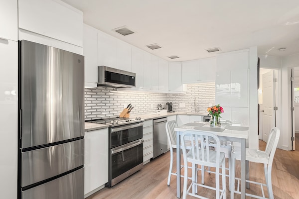 Kylskåp, mikrovågsugn, ugn och spishäll