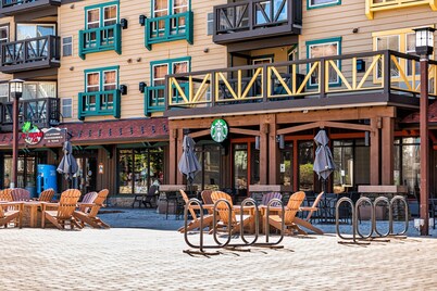 Shamrock 72 : Dog friendly 2-BDR townhome w/mud room for bikes!