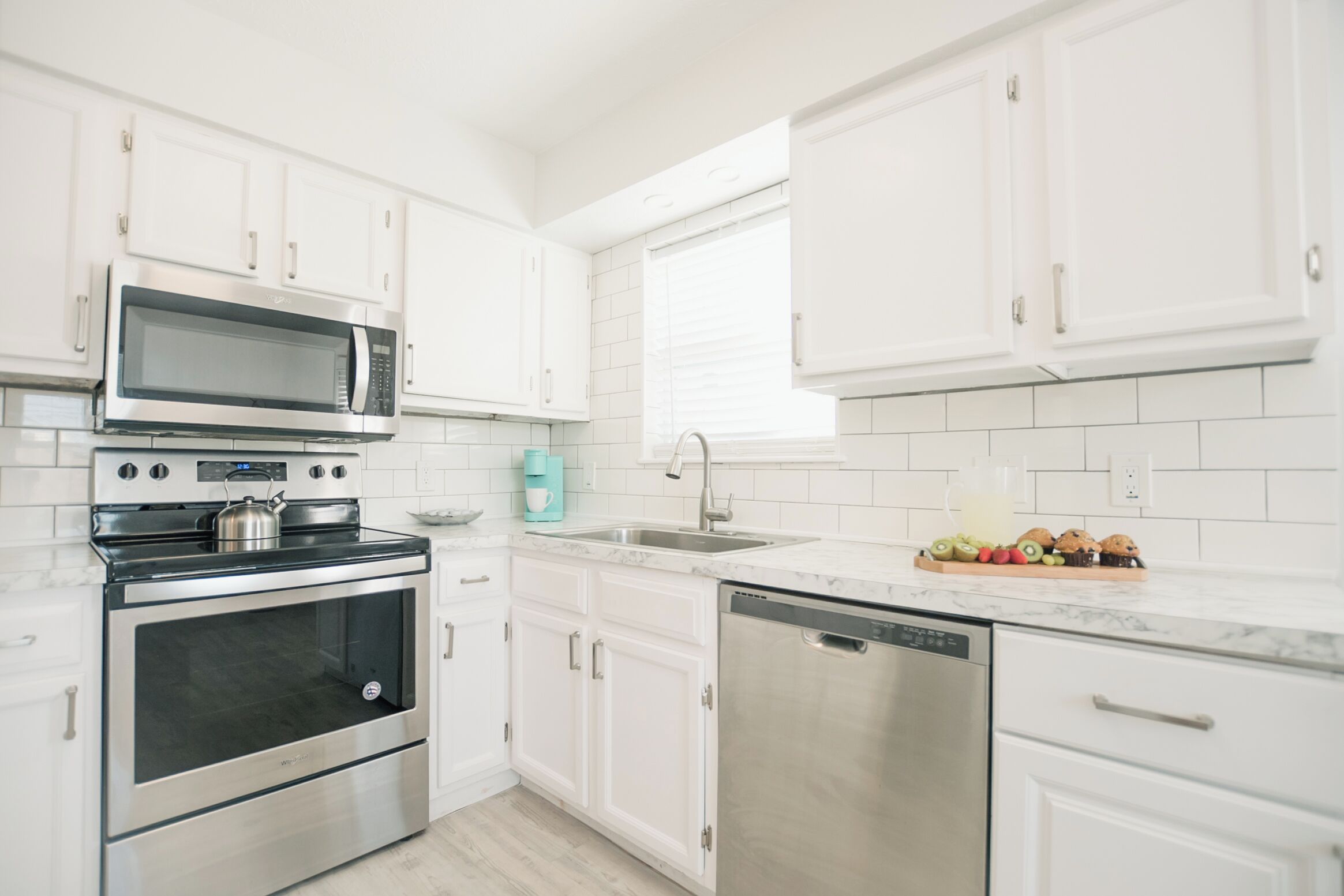 Kjøleskap, mikrobølgeovn, ovn og kokeplater