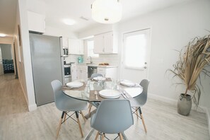 Dining - Easy Walk to Beach! Near Pier Park/Top Golf, Near Restaurants (Panama City Beach)
