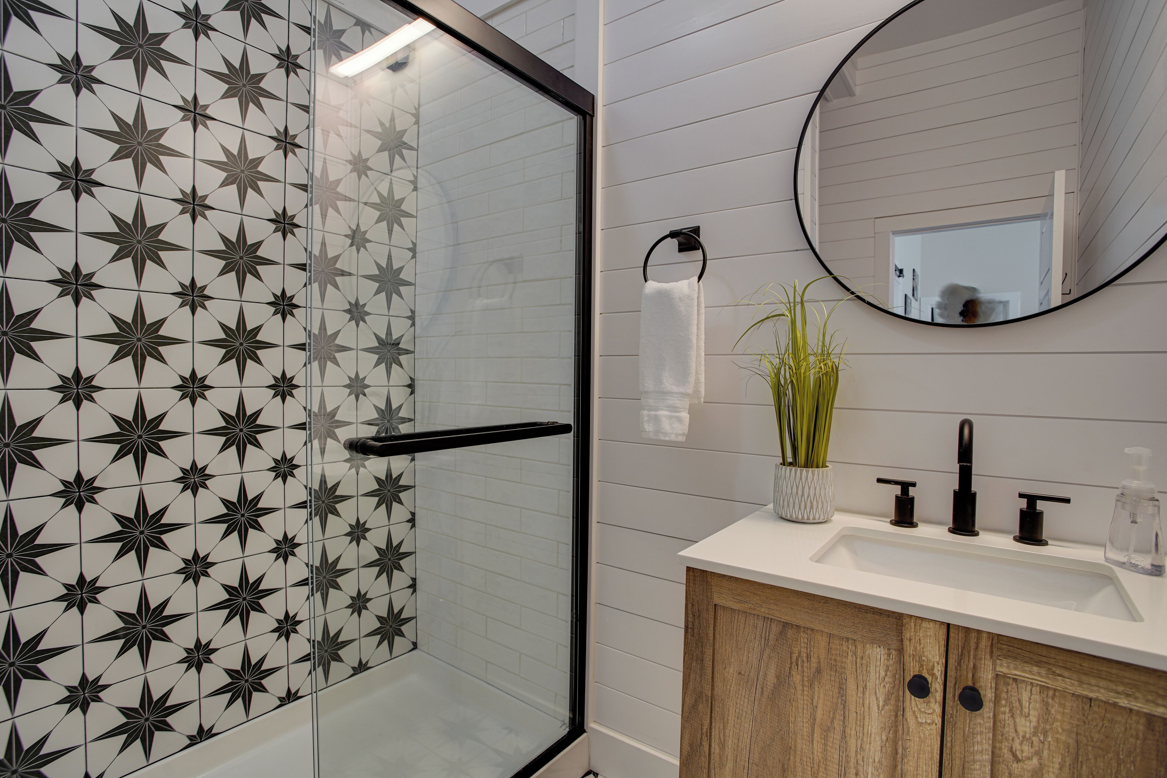 تجهيزات دش، مجففات شعر، مناشف، صابون