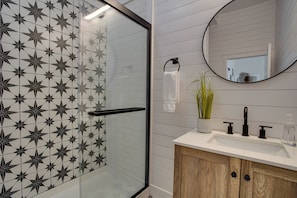 Shower, hair dryer, towels, soap - The Swiss Post Apartment B (Highland)