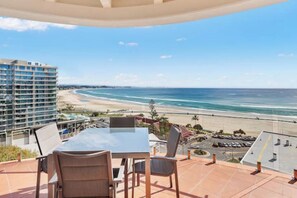 Outdoor dining - Stunning 2BR Penthouse with Kirra Beach Views
(Coolangatta)