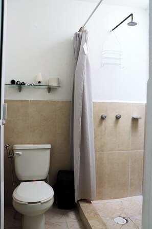 Douche, sĂšche-cheveux, bidet, serviettes fournies