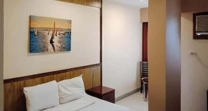 RedDoorz @ HF Golden Travellers Inn