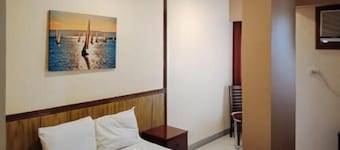 RedDoorz @ HF Golden Travellers Inn