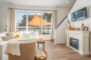 TV, fireplace