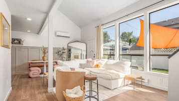 Una televisión, una chimenea