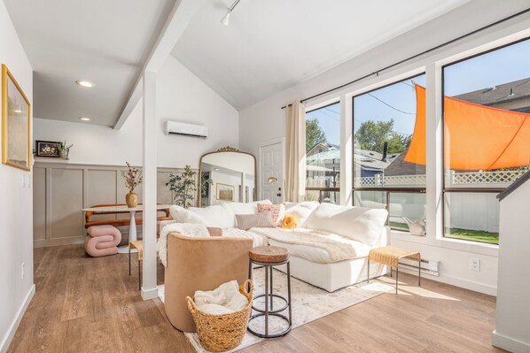 TV, fireplace - Quaint Boise Bench Home: Modern with a private yard. Great Location (Boise)