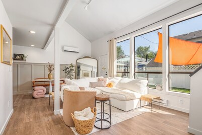 Quaint Boise Bench Home: Modern with a private yard. Great Location