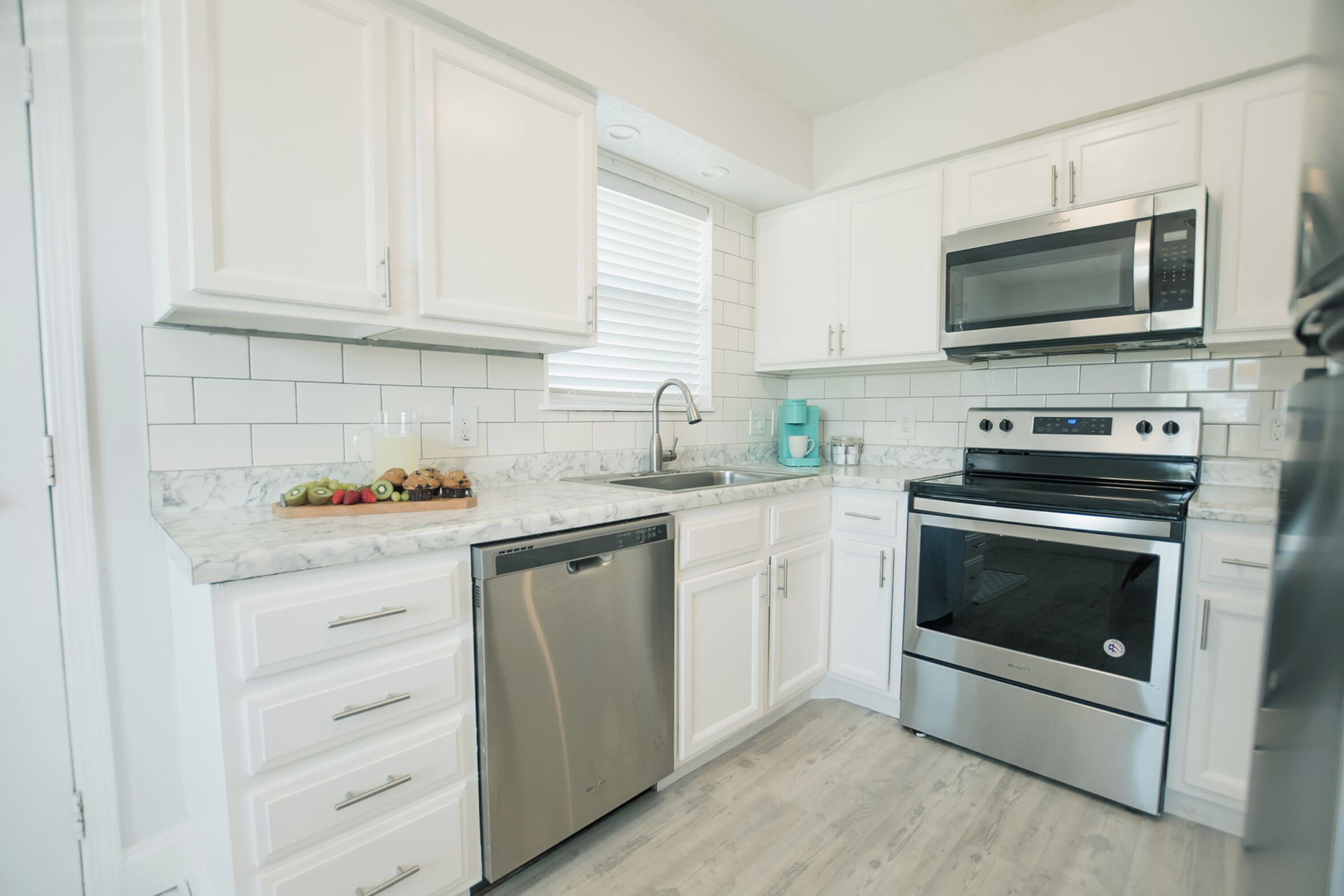 Een koelkast, een magnetron, een oven, een kookplaat