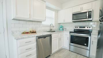 Een koelkast, een magnetron, een oven, een kookplaat