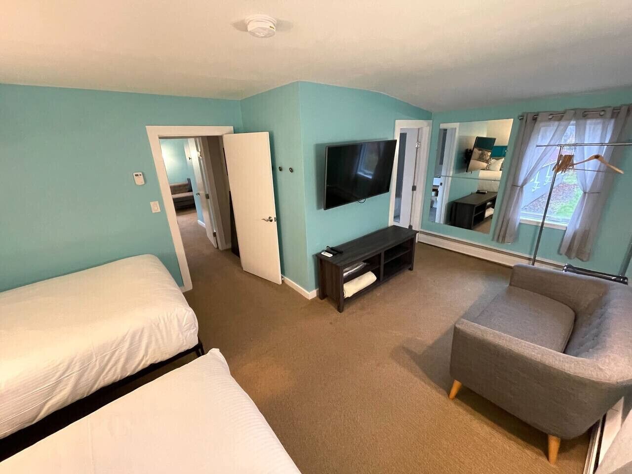 2 bedrooms, desk, iron/ironing board, travel cot