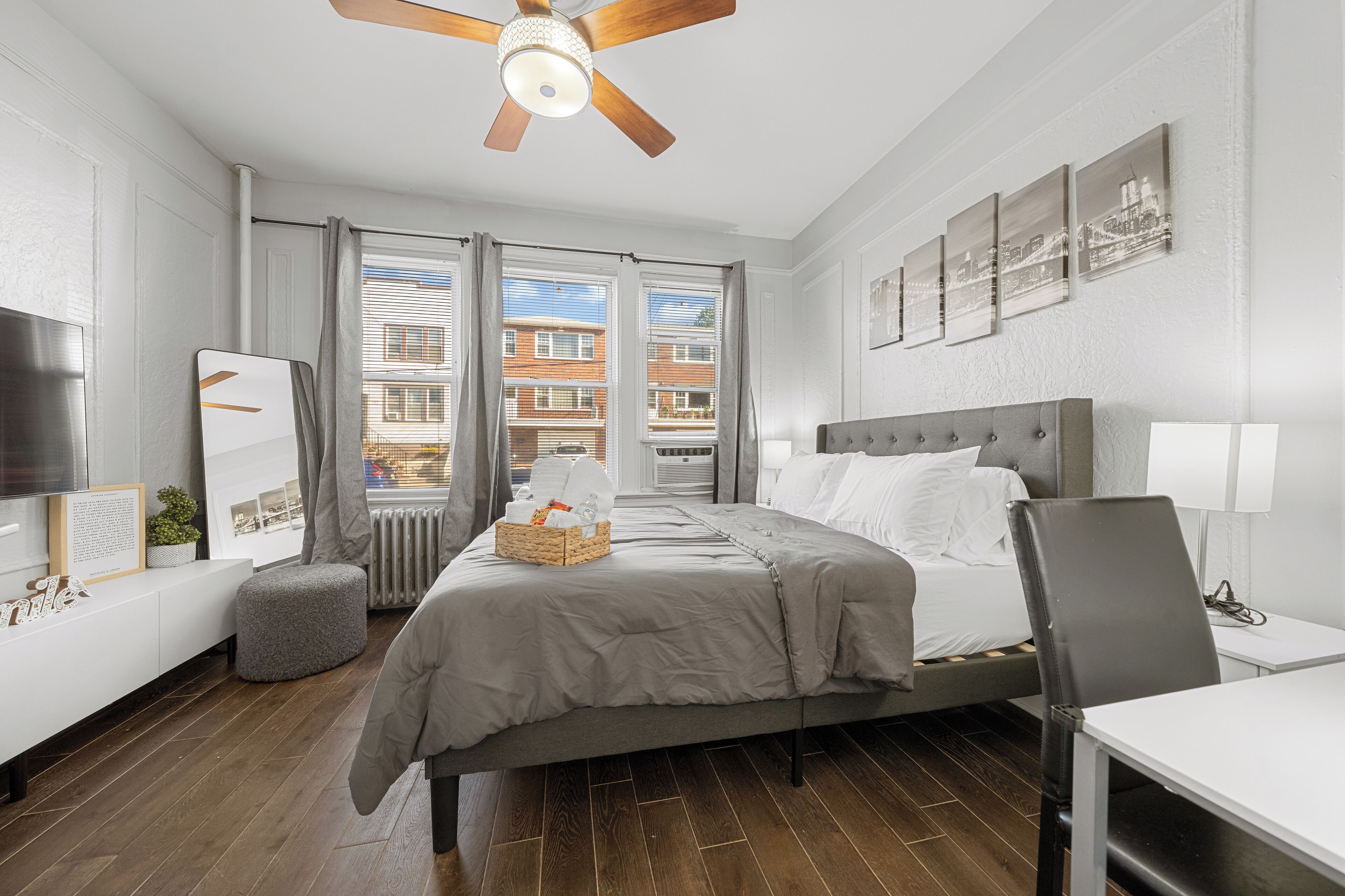 2 habitaciones, escritorio y tabla de planchar con plancha 