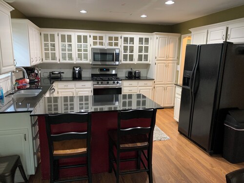 Spacious 4-bedroom house with AC and WiFi in charming Owasso