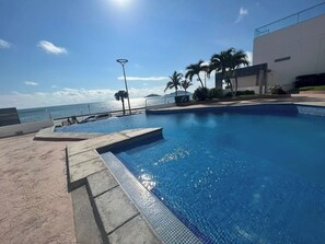 Pool - Beautiful apartment located in the heart of the malecon. (Mazatlán)
