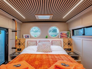 1 bedroom, free WiFi, bed sheets - Experience a unique getaway at the Phoenix Star Bus in Goodrington. (Goodrington, near Paignton)