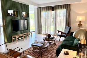 TV - Luxury house with pool, jacuzzi, and views of the sea and golf course. (Santa Cruz de Tenerife)