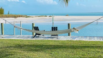 Chaises longues, serviettes de plage