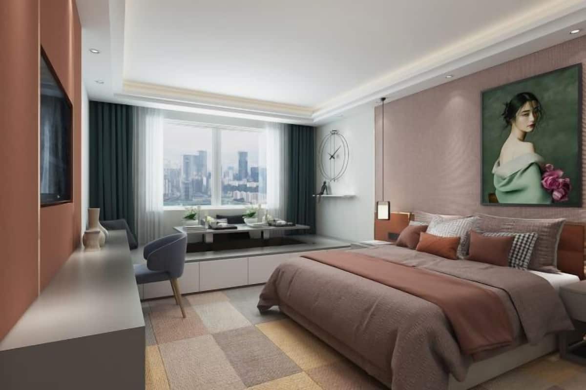 Une chambre d’hôtel moderne, dotée d’un grand lit, d’un bureau et offrant une vue sur la ville.