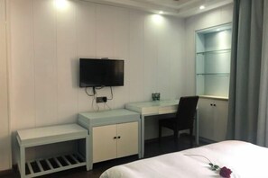 A hotel room with a bed, a desk, a chair, a TV, and a wardrobe. - Mr.z City Hotel, Xiangyang (Poyang)