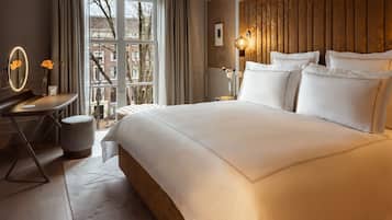 Suite ejecutiva, vistas al canal | Ropa de cama de alta calidad, minibar, caja fuerte y ropa de cama