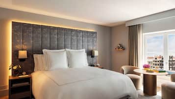 Ylelliset vuodevaatteet, minibaari, tallelokero huoneessa, vuodevaatteet