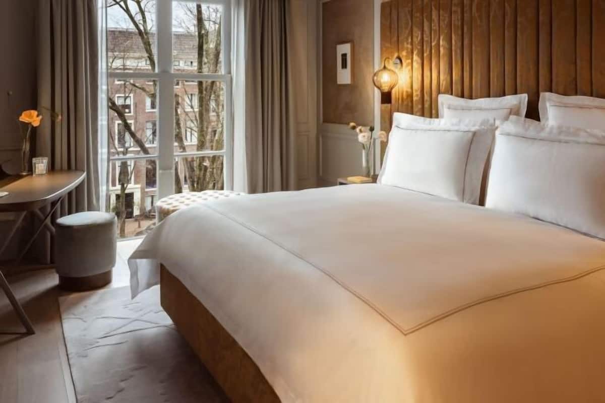 Premium bedding, minibar, in-room safe, cribs (free)