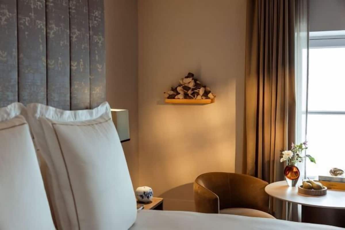 Premium bedding, minibar, in-room safe, bed sheets