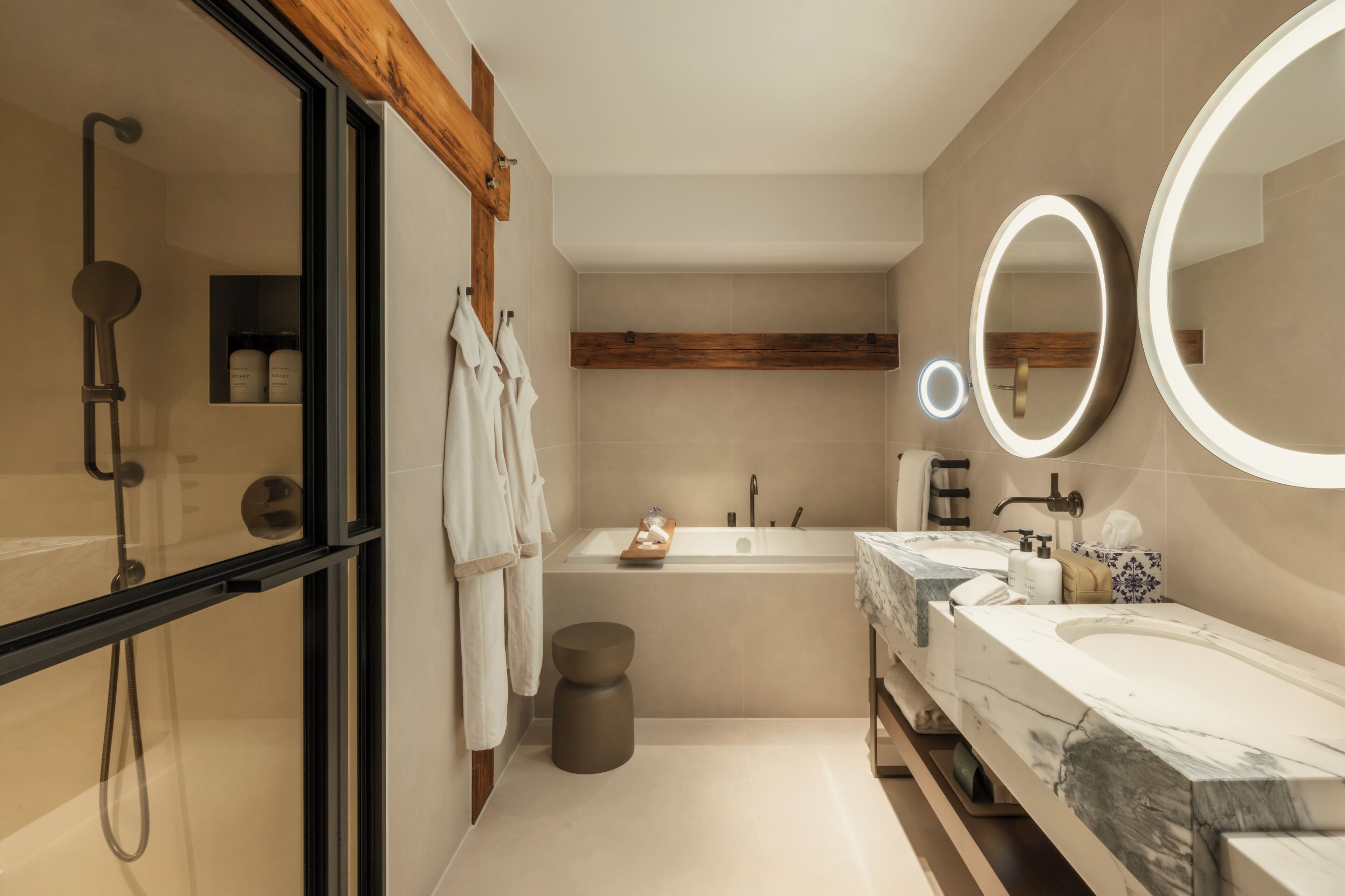 Casa (Prinsengracht) | Banheiro | Secador de cabelo, roupões de banho, chinelos, toalhas de banho