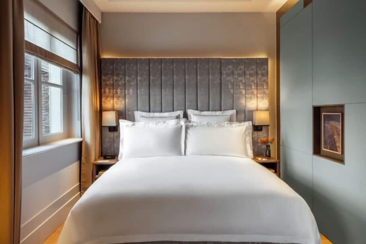Premium bedding, minibar, in-room safe, cribs (free)