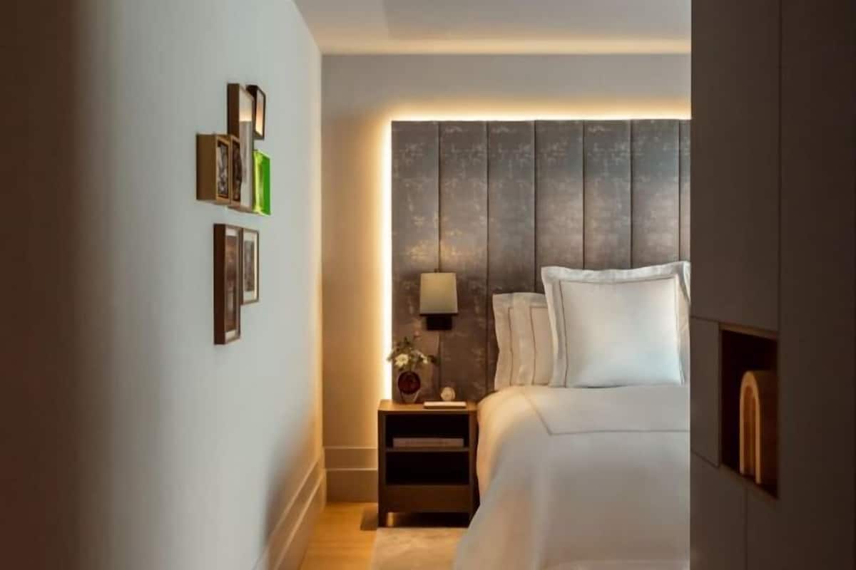 Premium bedding, minibar, in-room safe, bed sheets