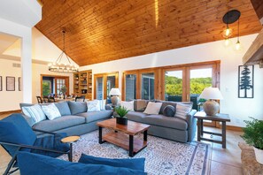 Smart TV, fireplace - Golden Meadows Escape: A Luxurious Country Retreat (Galena)