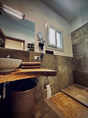 SĂšche-cheveux, serviettes fournies, savon, papier toilette
