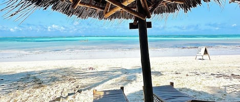 Platja a a prop i tovalloles de platja