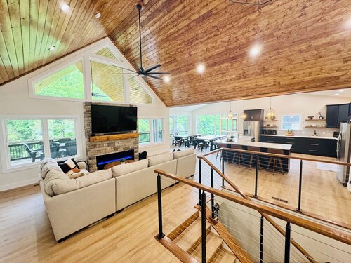 Tan Lines & Good Times-Brand new 6 bed/ 8 bath-Water Front,Private Dock, Hot tub