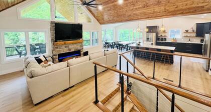 Tan Lines & Good Times, 6 bed/8 bath-Water Front,Private Dock, Hot tub, Gameroom