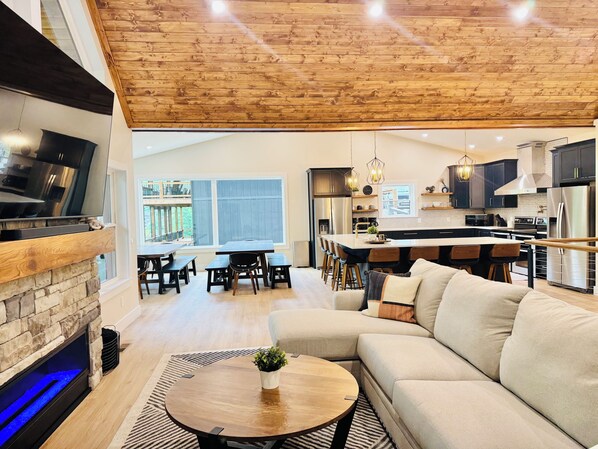 Téléviseur connecté, foyer, table de ping-pong