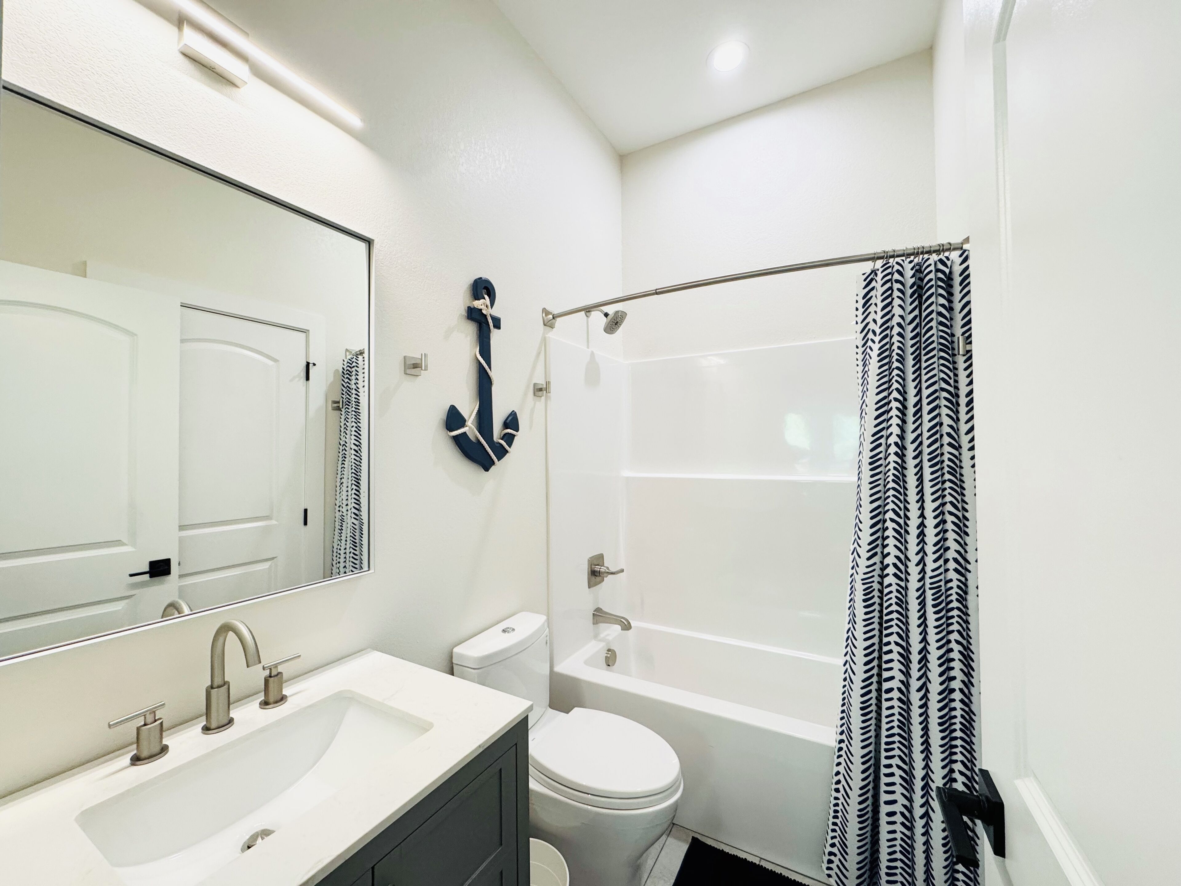 Ein Badezimmer mit Waschbecken, Toilette und Badewanne.